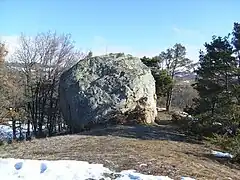 The glacial erratic of Peyre-Ossel placed on a lateral moraine