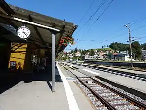 Canopy-covered side platform and two island platforms