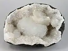 Goosecreekite with heulandite-Ca on quartz