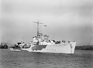 HMS Blean painted in dazzle camouflage