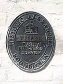 Roundel used to designate a historic building in Alexandria