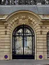 Beaux Arts cartouche above the entrance of the Hôtel Le Vavasseur (Rue Boissière no. 21), Paris, by Ernest Sanson, 1899