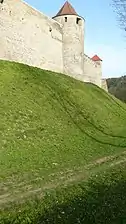 The castle's western wall (enceinte)