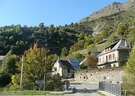 The hamlet of Infournas-hauts, seen from the access road