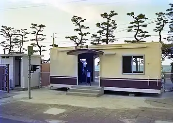 An even earlier picture, from 1984, during the JNR era. This is from the other side, standing by the tracks and looking back at the building. The Seto Inland Sea can be seen beyond.