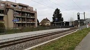 Shelter next to single side platform