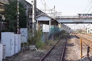 The disused track of the former Tobu Kumagaya Line alongside the station platform