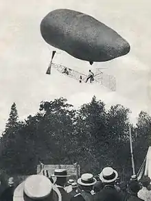 Beachey flew the Knabenshue Toledo No.2 airship from Luna Park.