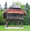 Roofed double hayrack with two struts