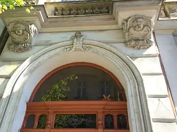 Putti as corbels above the gate