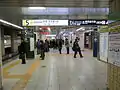 Cross-platform interchange between the Hanzōmon Line and Shinjuku Line in March 2013