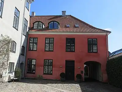 The rear wing viewed from the first courtyard