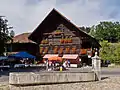 The Chüechlihus house and village fountain