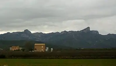 Les Moles area: La Buinaca on the left and the Cabrafeixet on the right, seen from the north between El Perelló and Rasquera