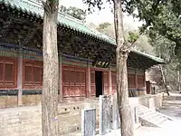 The exterior of the Qiānfó-diàn (Thousand Buddha Hall) of Lingyan Temple. Notice the elaborate dougong brackets supporting the pent, shingled roof.