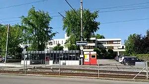 Shelter on platform behind carriageway