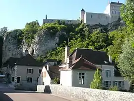 The village from the river Yonne