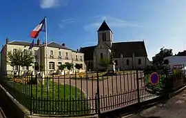 The town hall and church in Étréchy