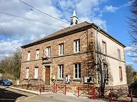 The town hall in Secenans