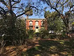 Mercer Williams House Museum, at 429 Bull Street, occupies the entire southwestern trust lot