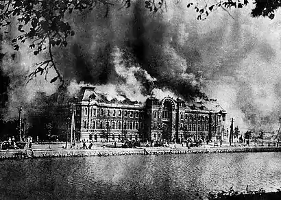 Image 7The Metropolitan Police Department burning at Marunouchi, near Hibiya Park during the 1923 earthquake (from History of Tokyo)