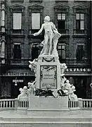 The monument at its original location (c. 1900)