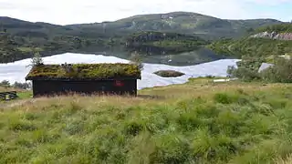 Farmhouse near the lake Mykelvatnet