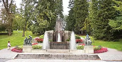 Näsikallio Fountain, 1913(the top represents Maiden of Pohjola on a rainbow, and the bottom left statue the manufacturing industry and the right the cottage industry) (fi)