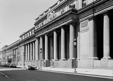 Image 6Pennsylvania Station in 1962, two years before it was torn down, an event which jump-started the historic preservation movement. (from History of New York City (1946–1977))