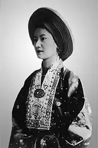 Image 18Empress Nam Phương wearing áo nhật bình and khăn vành dây (from Culture of Vietnam)