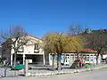 The primary school in Nant, named « Roc Nantais » (with the "Roc Nantais" in the background