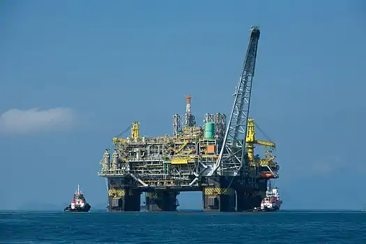 Image 3Semi-submersiblePhoto: Agência BrasilThe semi-submersible oil platform P-51, operated by Brazilian energy company Petrobras, being positioned by tugboats. Semisubs sit on pontoons located under the ocean surface, with the operating deck atop columns, above the sea level. In this manner, they are relatively protected from wave action.More selected pictures