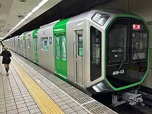 Top: 21 series and 30000 series trains on the Midōsuji Line.  Bottom: A 400 series train on the Chuo Line.