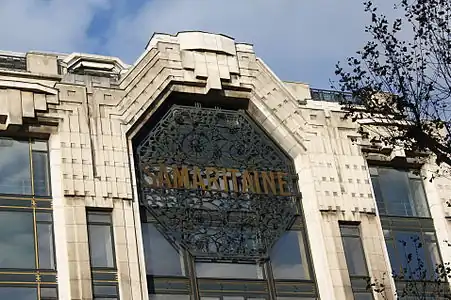 The octagon-shaped medallion – Sign of the La Samaritaine department store in Paris, by Henri Sauvage (1928)