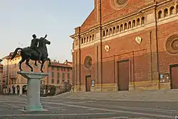 Remains of the tower (between the statue base and the corner of the Pavia Cathedral).