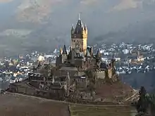 Pfalzgraf Heinrich received the castle Cochem from Queen Richenza of Poland. She wanted to prevent her nephew Conrad I from inheriting it.