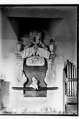 Monument to Sir Richard Earle at Stragglethorpe