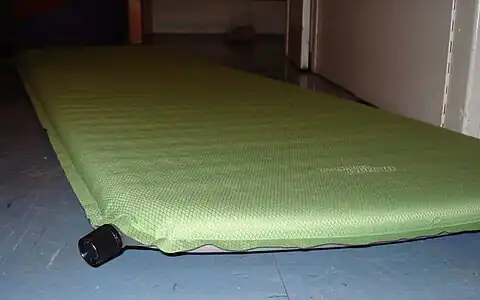 Self-inflating camping mat, filled with rebounding foam