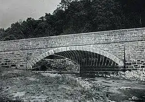 Skew arch bridge with helicoidal masonry courses