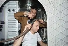 Garriott gives Bean a haircut