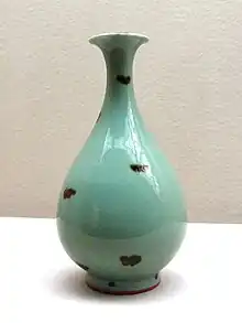 Flower vase with Iron Brown Spots (飛青磁花生), Longquan kiln, Yuan dynasty, 13–14th century (National Treasure)