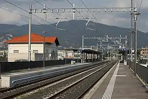 Canopy-covered side platforms next to double-track railway line