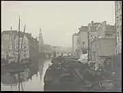 The Rapenburgwal towards Oudeschans with the Montelbaan tower. Foreground Peperbrug (bridge 281). (1900)