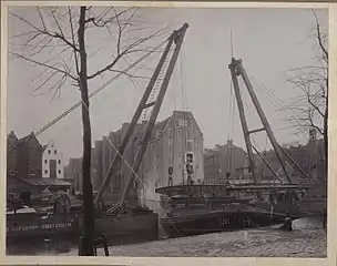 Construction Zoutkeetsbrug (Bridge 318) over the Zoutkeetsgracht. Left: Vierwindenstraat 27-31 warehouses. Center: Smallepadsgracht and rear of Planciusstraat 1-23. Right: rear of houses on Houtmankade.