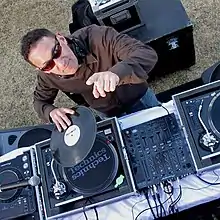 Steve Masters DJing on Treasure Island in 2009 (photo by Spud)