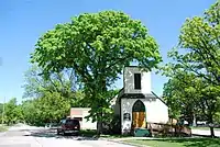 Putative 'Beaverlodge' by St Mark's Anglican church, Mager Drive West, Winnipeg (2009), felled 2020