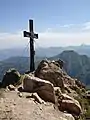 Summit cross on the Großer Rettenstein. Behind: the Kleiner Rettenstein.