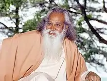 Satchidananda giving an informal talk to students in Yogaville (1982)