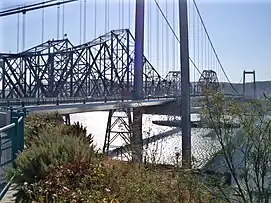 Carquinez Bridge in 2006 with the 1927 span in the center