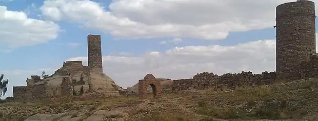 Image 33Ruins of Thula fortress in 'Amran, where al-Mutahhar ibn Yaha barricaded himself against Ottoman attacks. (from History of Yemen)